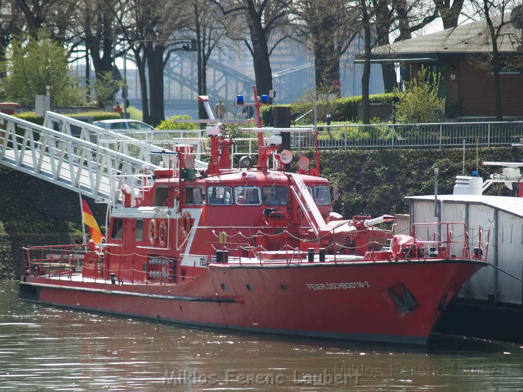 Feuerloeschboot 10-2   P197.JPG
